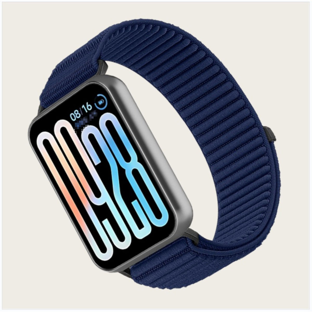 Ein dunkelblaues Stoffarmband ist an einer Smartwatch mit Digitalanzeige befestigt.