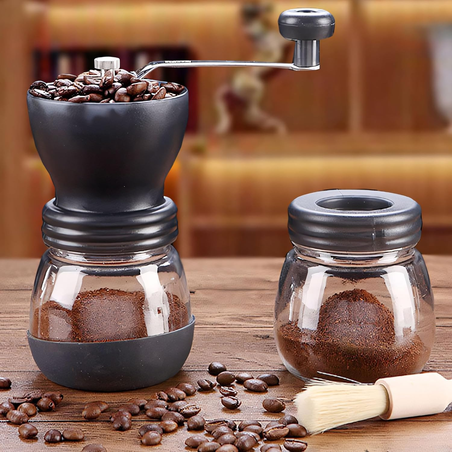 Eine Kaffeemühle mit Bohnen und gemahlenem Kaffee, daneben ein Glas mit gemahlenem Kaffee.