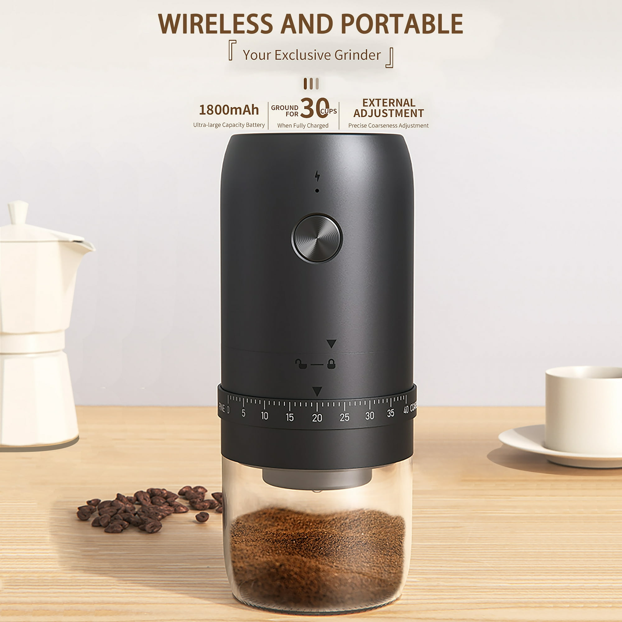Eine schwarze elektrische Kaffeemühle steht auf einem Holztisch mit Kaffeebohnen und einer Tasse.