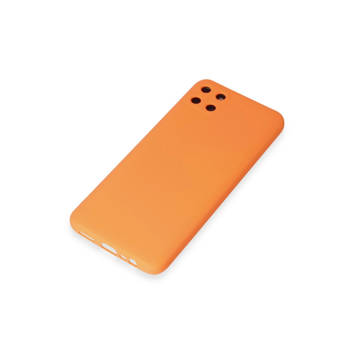 Dört kamera deliği olan parlak turuncu telefon kılıfı beyaz zeminde duruyor.