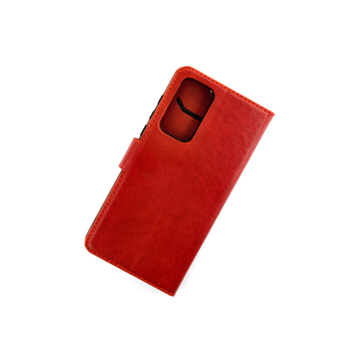 Kamera kesimli kırmızı deri telefon kılıfı, beyaz arka plan üzerinde.