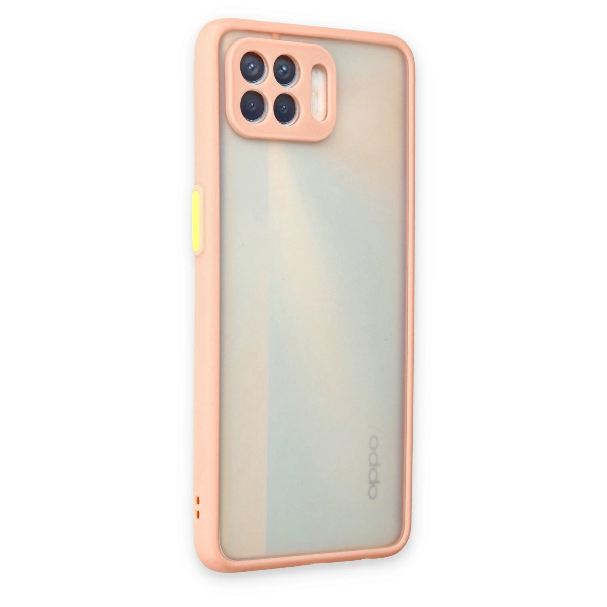 Arkada dört kamera lensi bulunan şeftali rengi telefon kılıfı.