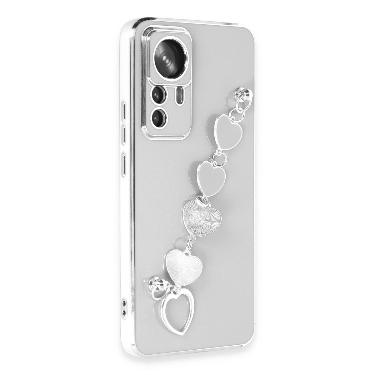 Gümüş zincirli ve kalp şeklinde takı süslemeli gri telefon kılıfı.