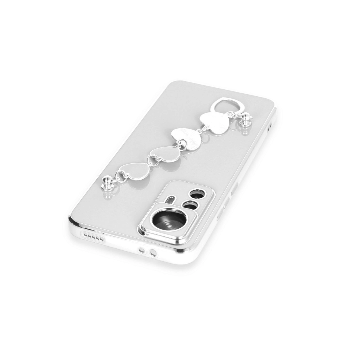 Kalp charm bileklikli gümüş telefon kılıfı, beyaz arka plan üzerinde.