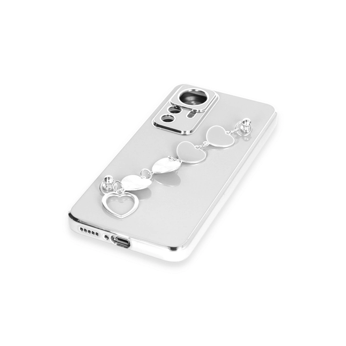 Kalp charm bileklikli ve kamera modüllü gümüş telefon.