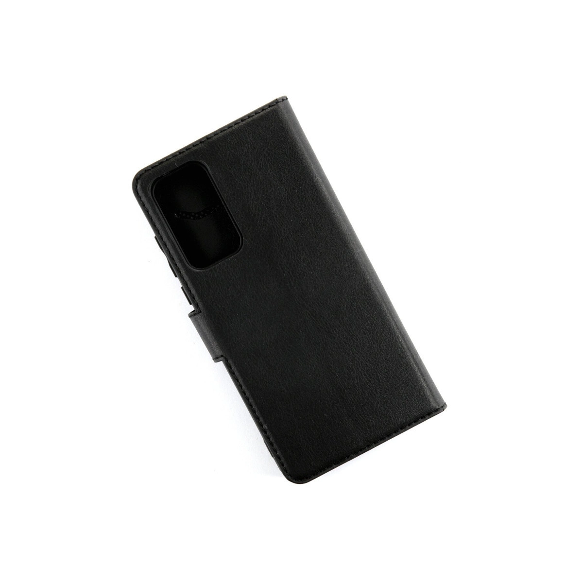 Beyaz arka plan üzerinde kamera oyuntulu siyah telefon kılıfı.