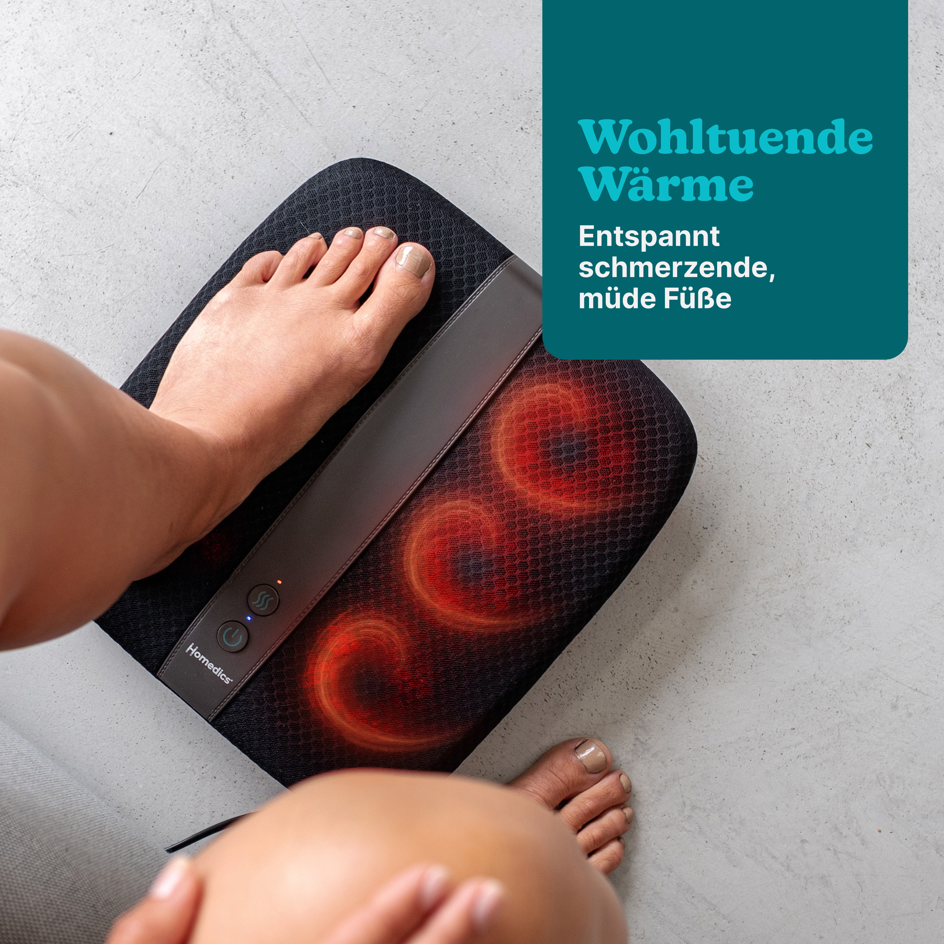 Ein Fuß ruht auf einem schwarzen Massagegerät mit roter Wärmefunktion.
