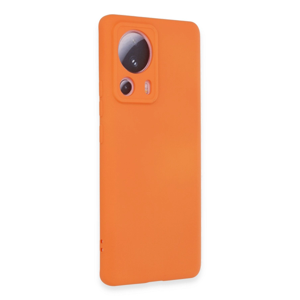 Parlak turuncu telefon kılıfı, arka kamera kesimiyle. Beyaz arka planda.