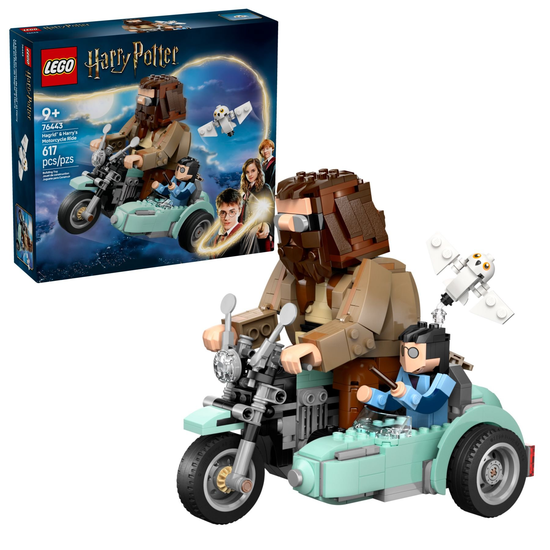 Hagrid und Harry fahren auf einem hellgrünen Motorrad mit Beiwagen, Hedwig fliegt.