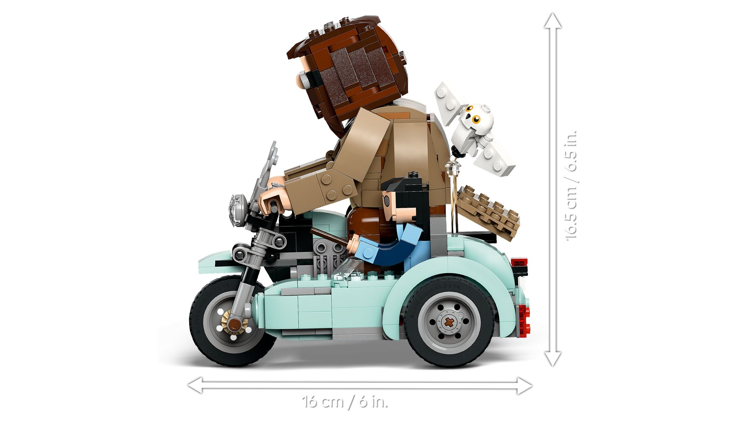 Lego-Figuren auf einem hellblauen Motorrad mit einem weißen Eulen-Anhänger.