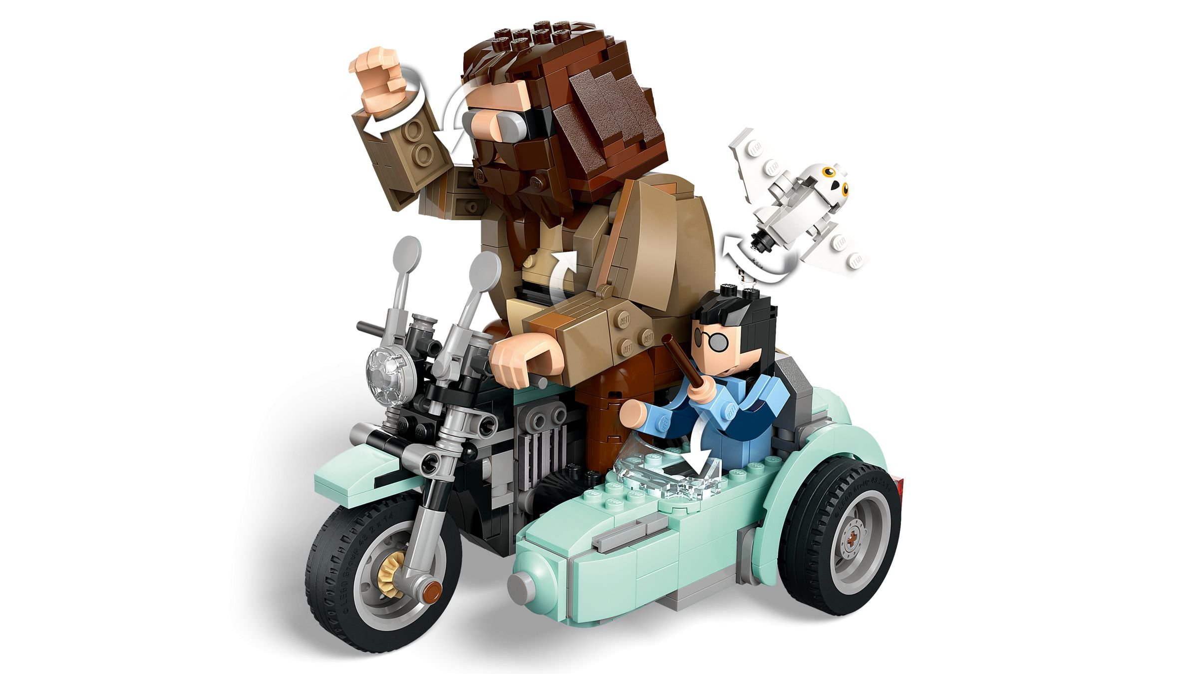 Hagrid und Harry Potter auf einem Motorrad mit Beiwagen und Hedwig.