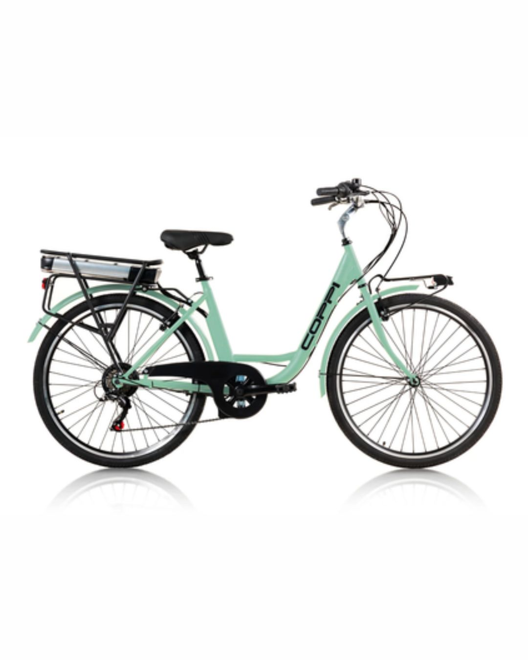 Una bici da donna verde menta con portapacchi e batteria, su sfondo bianco.