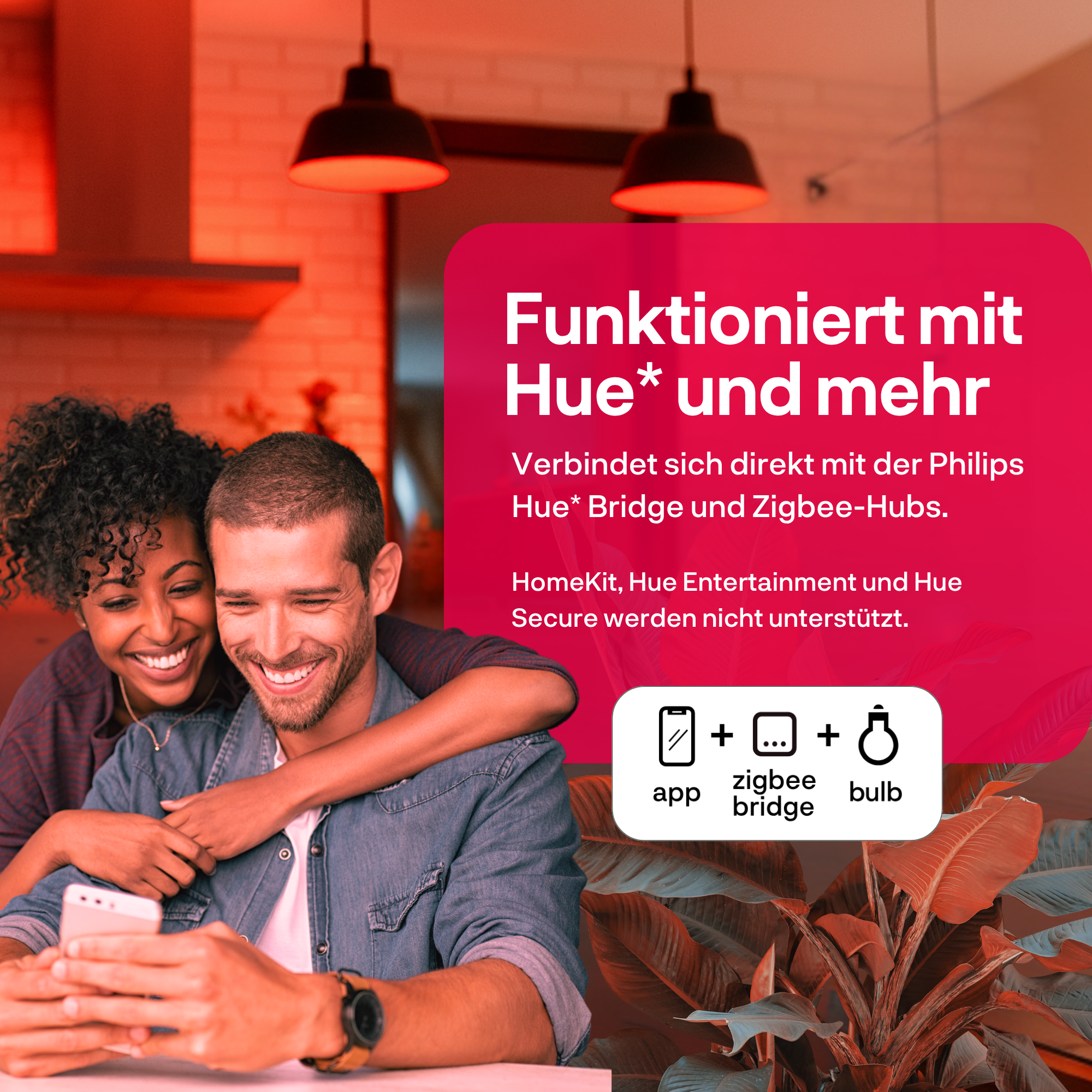 Un couple regarde un smartphone, entouré de lumière rouge.