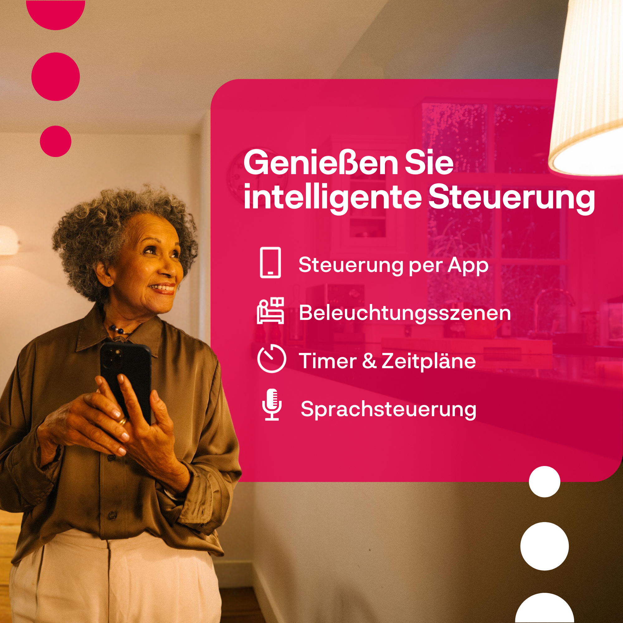 Une femme âgée tient un smartphone et sourit. Texte sur le contrôle intelligent.