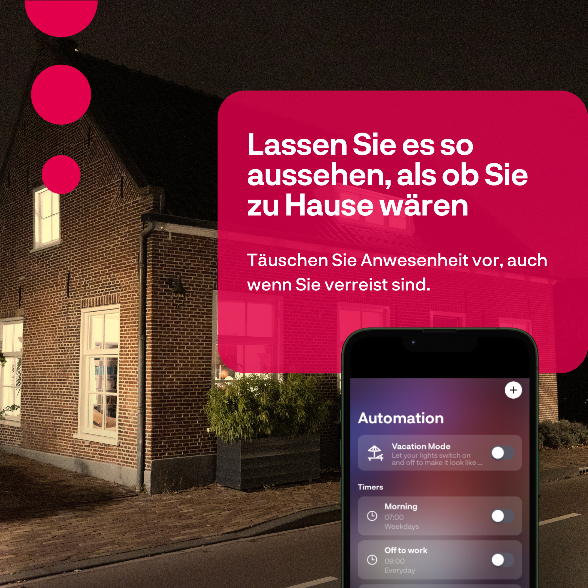 Une maison la nuit avec des fenêtres éclairées et une application domotique sur smartphone.