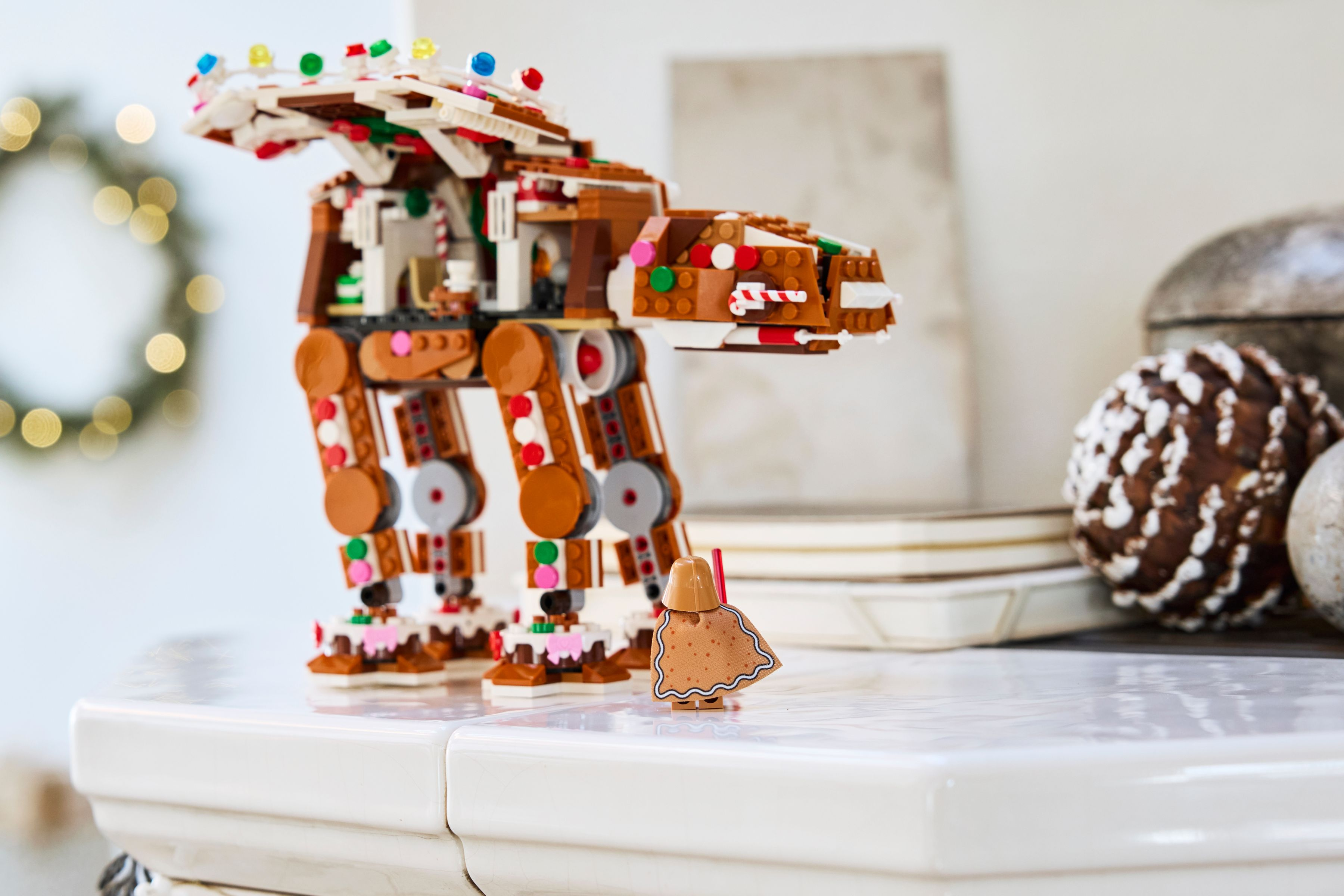 Küçük bir zencefilli kurabiye adam karakteri olan zencefilli kurabiye LEGO AT-AT.
