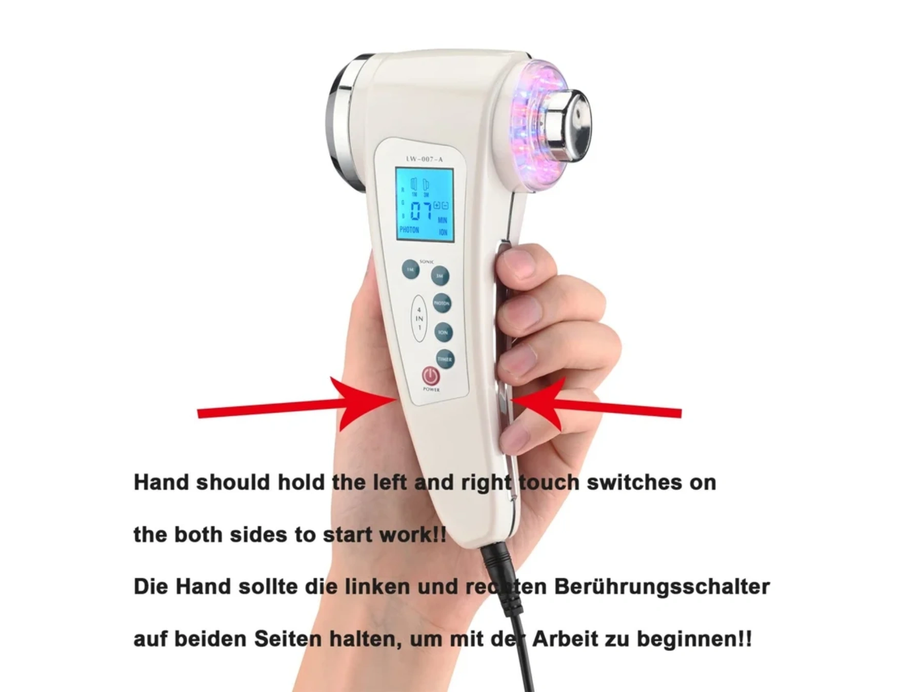 Eine Hand hält ein weißes Gerät mit Bildschirm und bunten Lichtern.