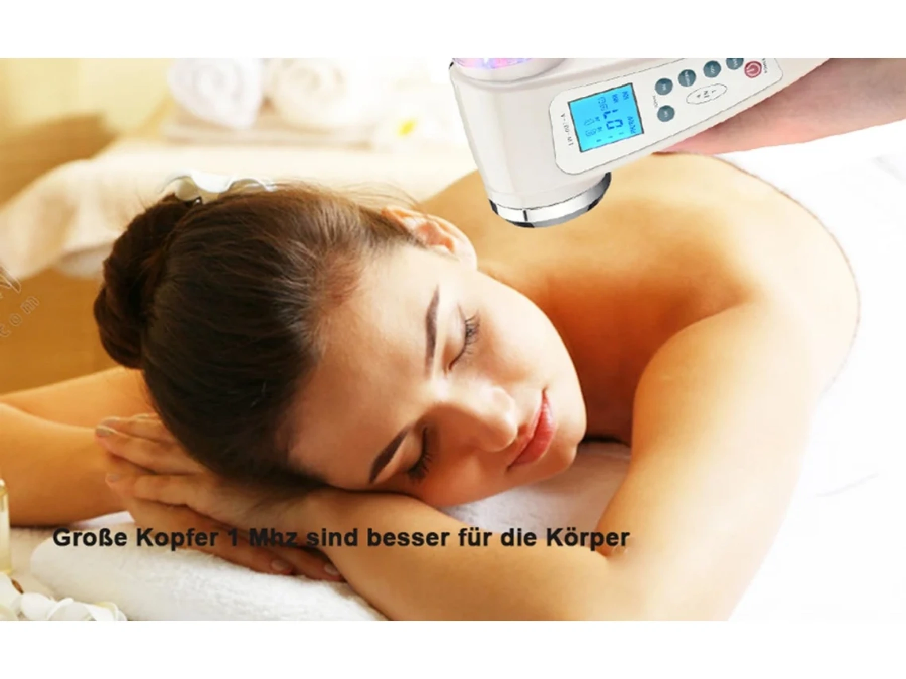 Eine Frau liegt auf einem Handtuch, ein Gerät wird auf ihre Haut gehalten.