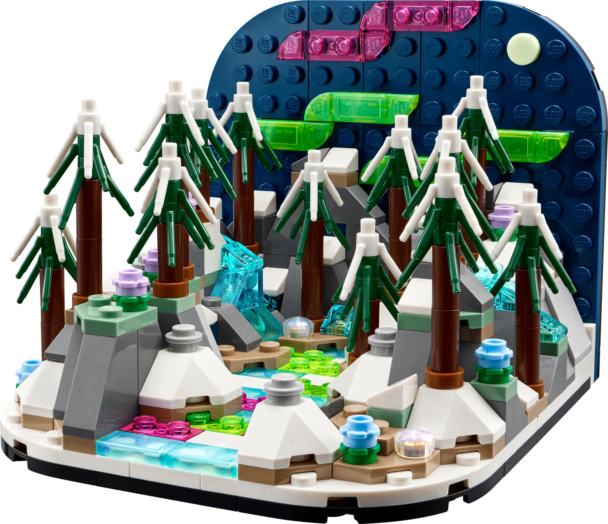 Une scène hivernale Lego avec des arbres enneigés, de l'eau glacée et une nuit claire.