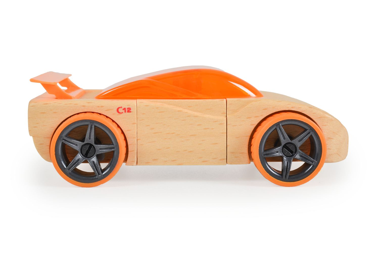 Ein hölzernes Spielzeugauto mit orangefarbener Karosserie und Flügeln.