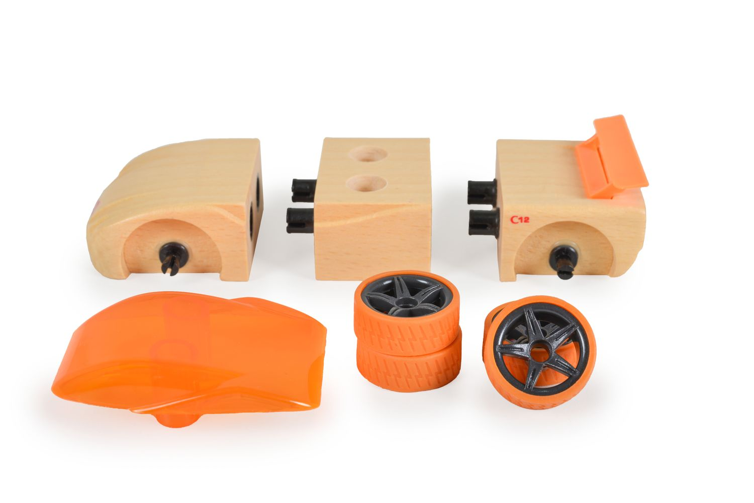 Holzteile eines Spielzeugautos mit orangefarbener Karosserie und Rädern.
