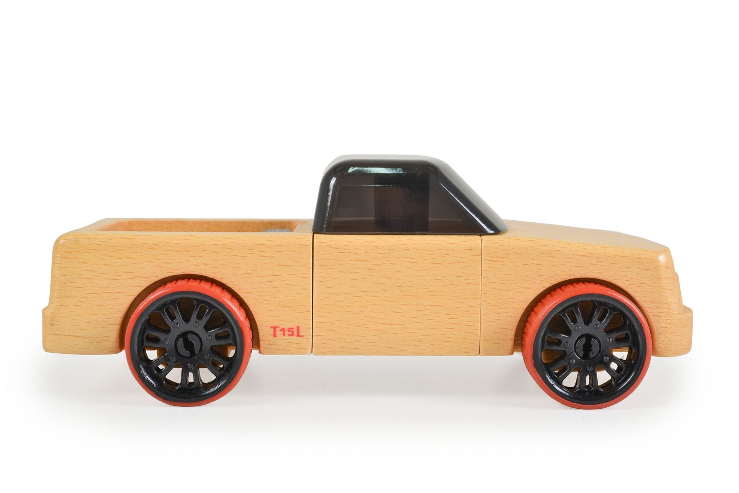Holz-Pickup mit schwarzen Rädern und roten Akzenten auf weißem Hintergrund.