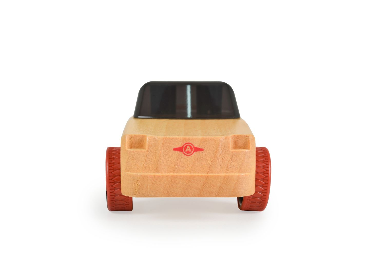 Ein hölzernes Spielzeugauto mit roten Rädern und einem dunklen Fenster.