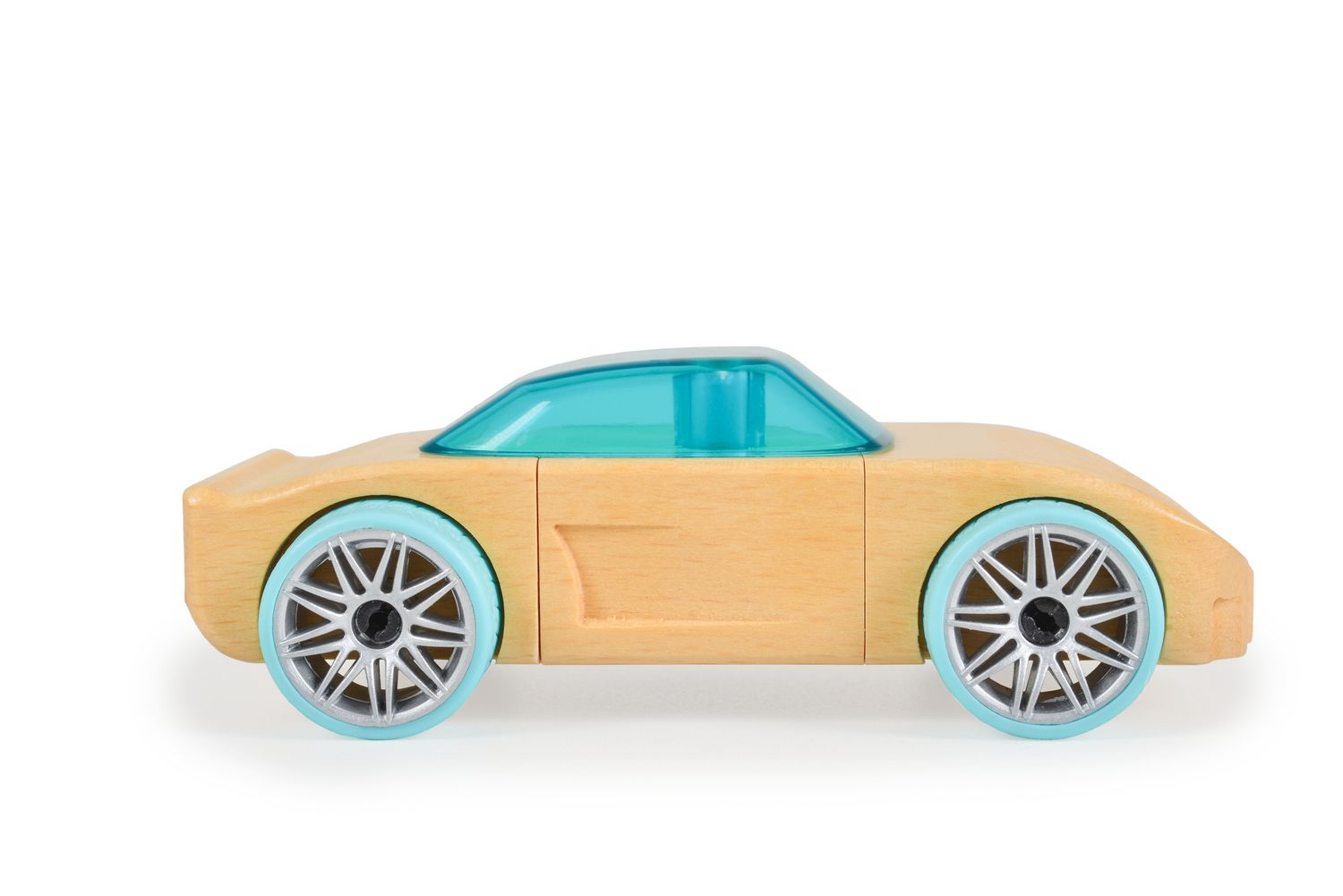 Ein hölzernes Spielzeugauto mit türkisfarbener Windschutzscheibe und blauen Felgen.