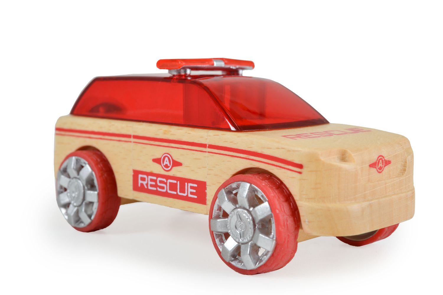 Ein hölzernes Spielzeugauto mit roten Akzenten und der Aufschrift RESCUE.
