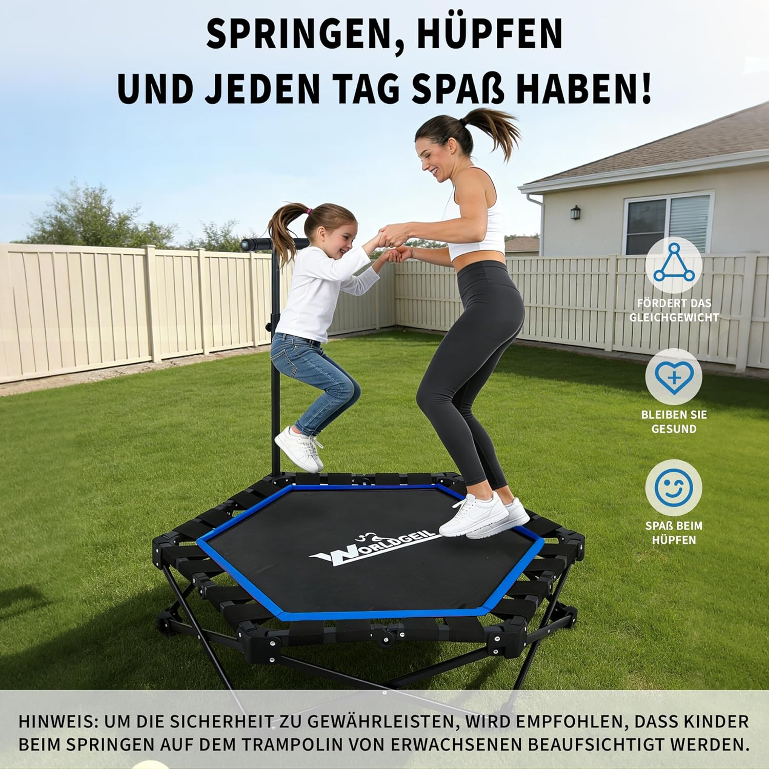 Frau und Kind springen auf einem Trampolin im Garten. Das Trampolin ist schwarz mit blauen Akzenten.
