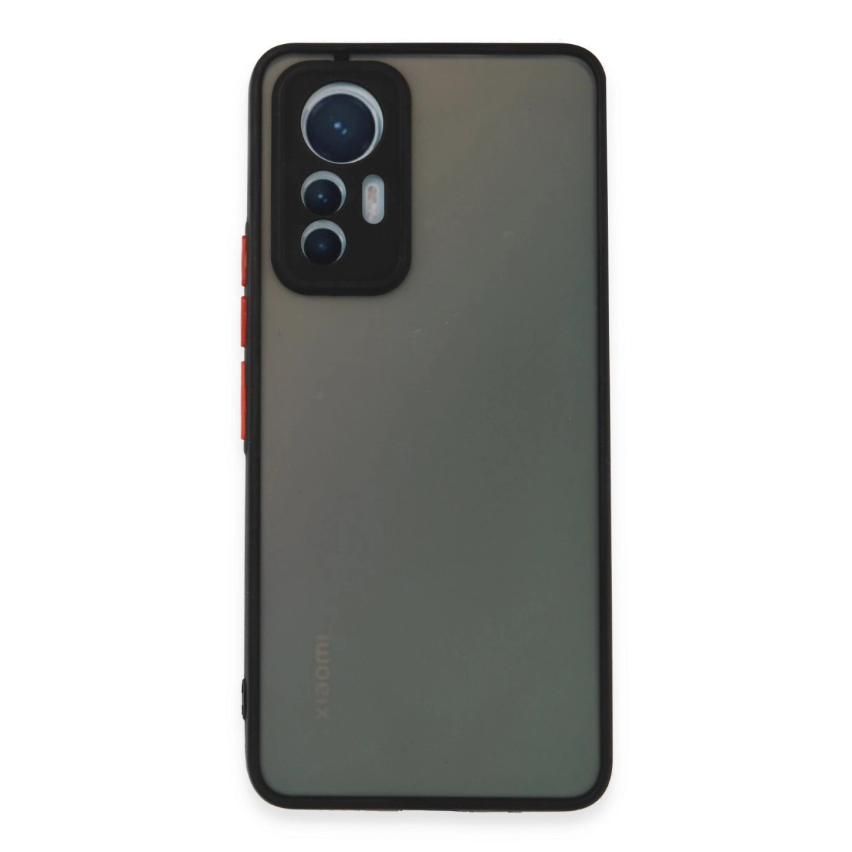 Arkada kamera oyuntulu, siyah çerçeveli gri telefon kılıfı.