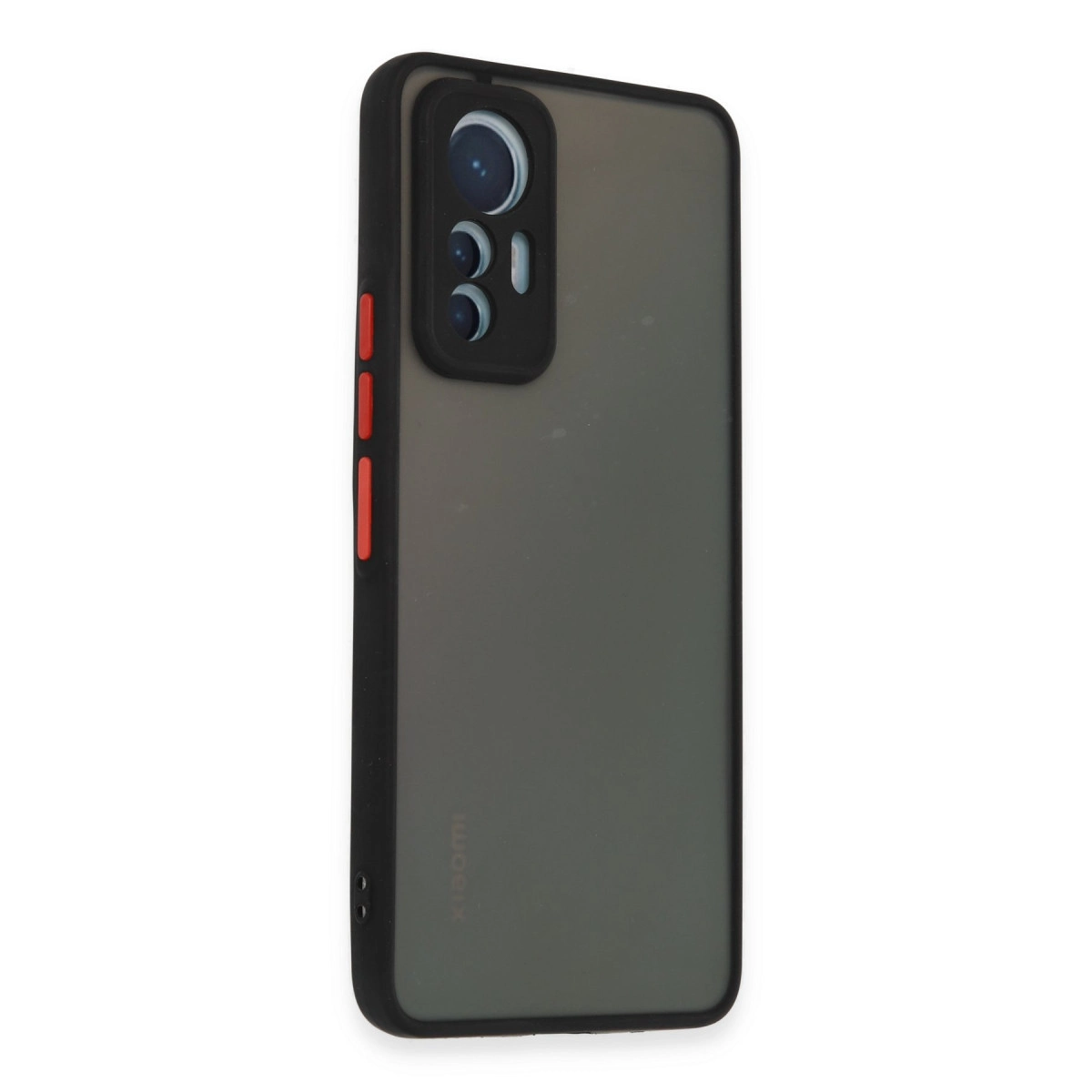 Siyah çerçeveli, üç kameralı koyu gri telefon kılıfı.