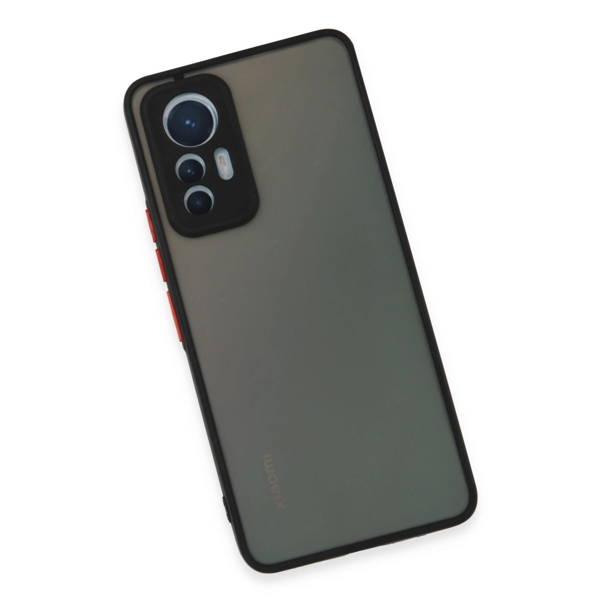 Siyah çerçeveli ve kırmızı düğmeli gri telefon kılıfı. Kamera modülü sol üstte.