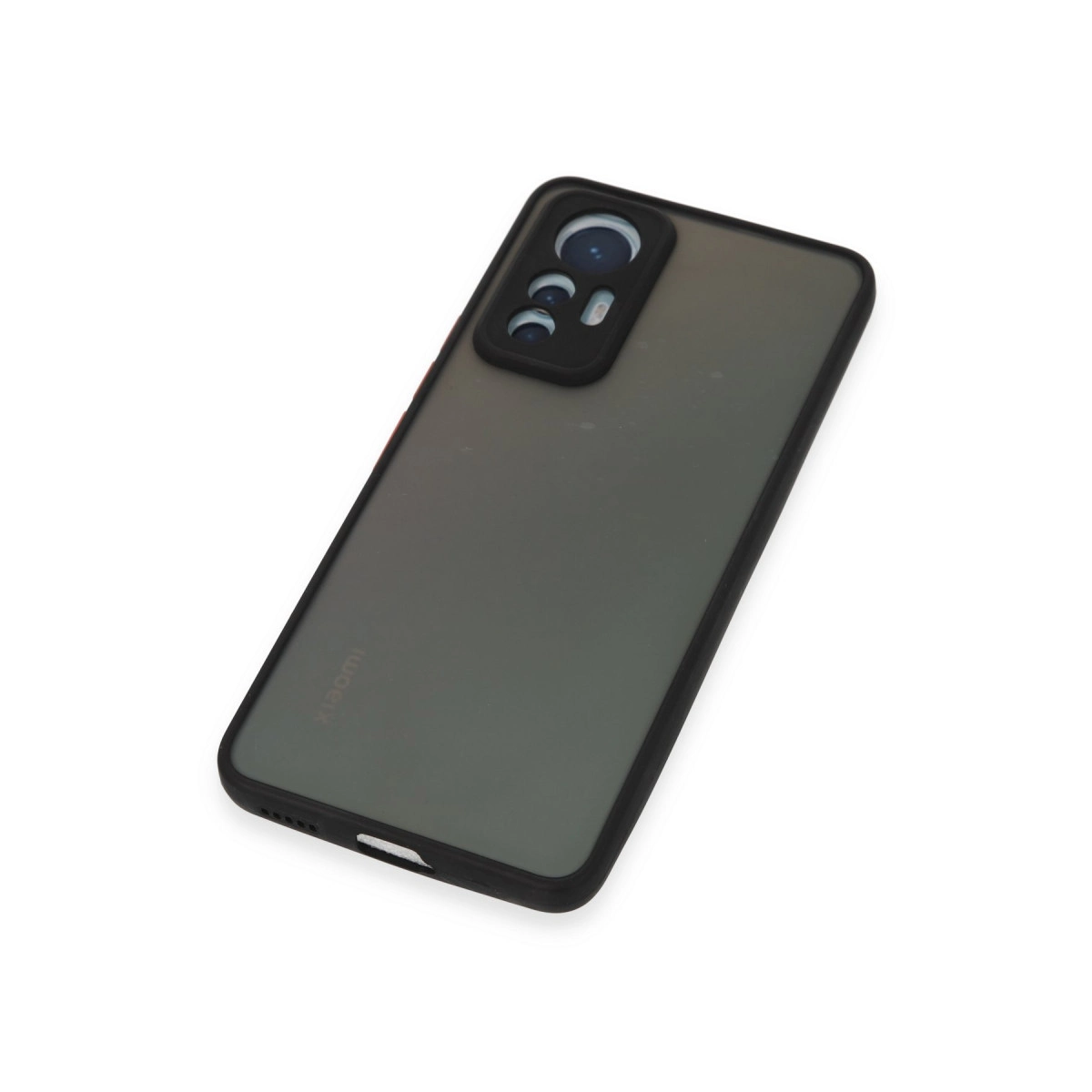 Siyah çerçeveli, kamera oyuntulu gri telefon kılıfı.