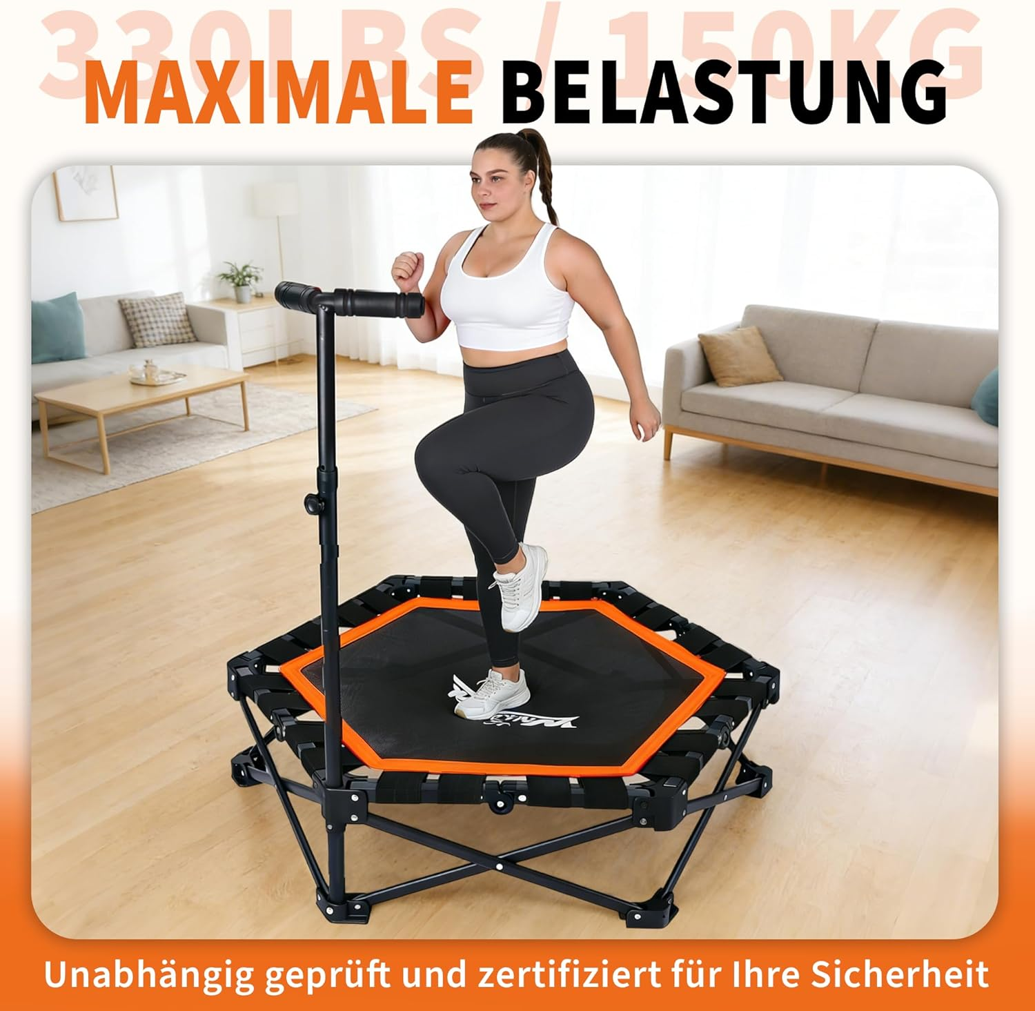 Frau trainiert auf einem sechseckigen Trampolin mit Griff in einem Wohnzimmer.