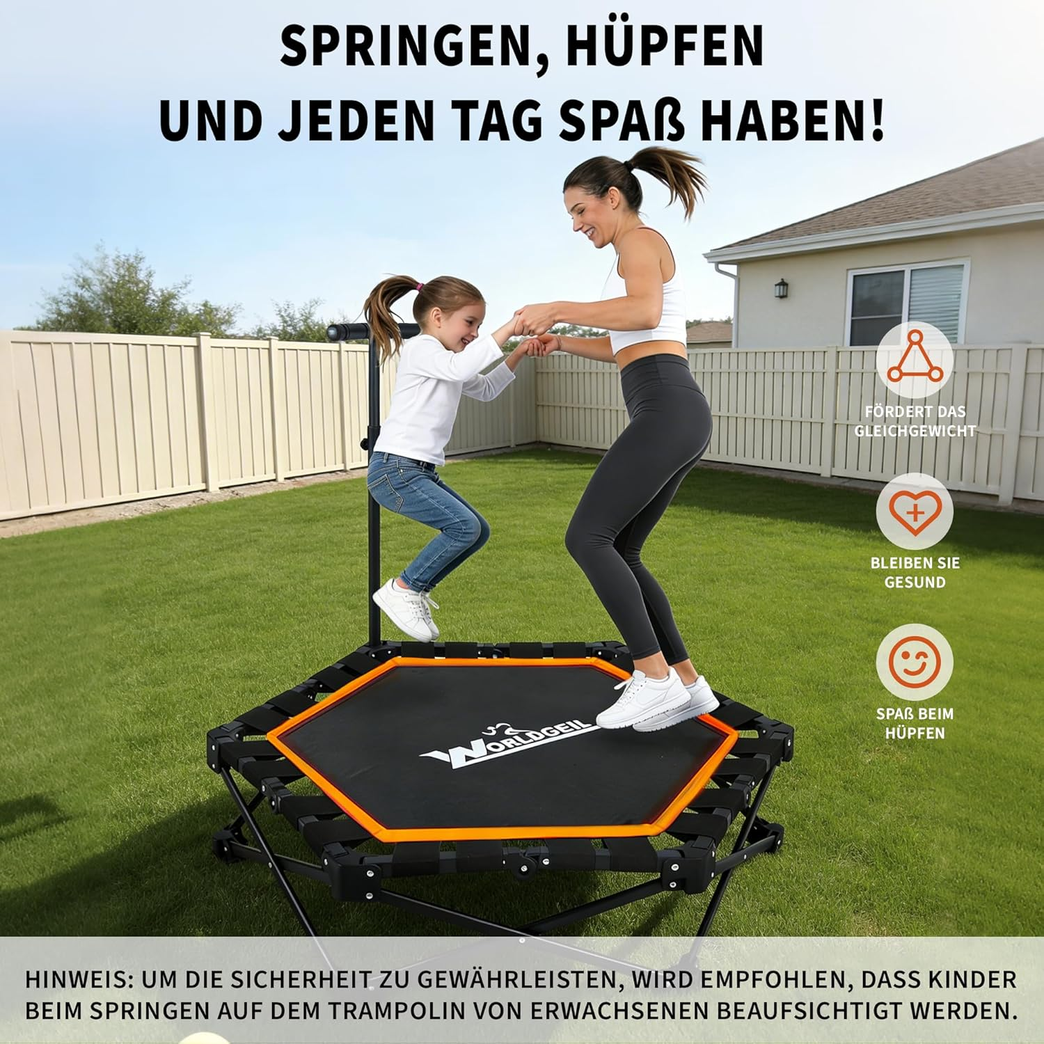 Mutter und Kind springen auf einem Trampolin im Garten. Text über Spaß.