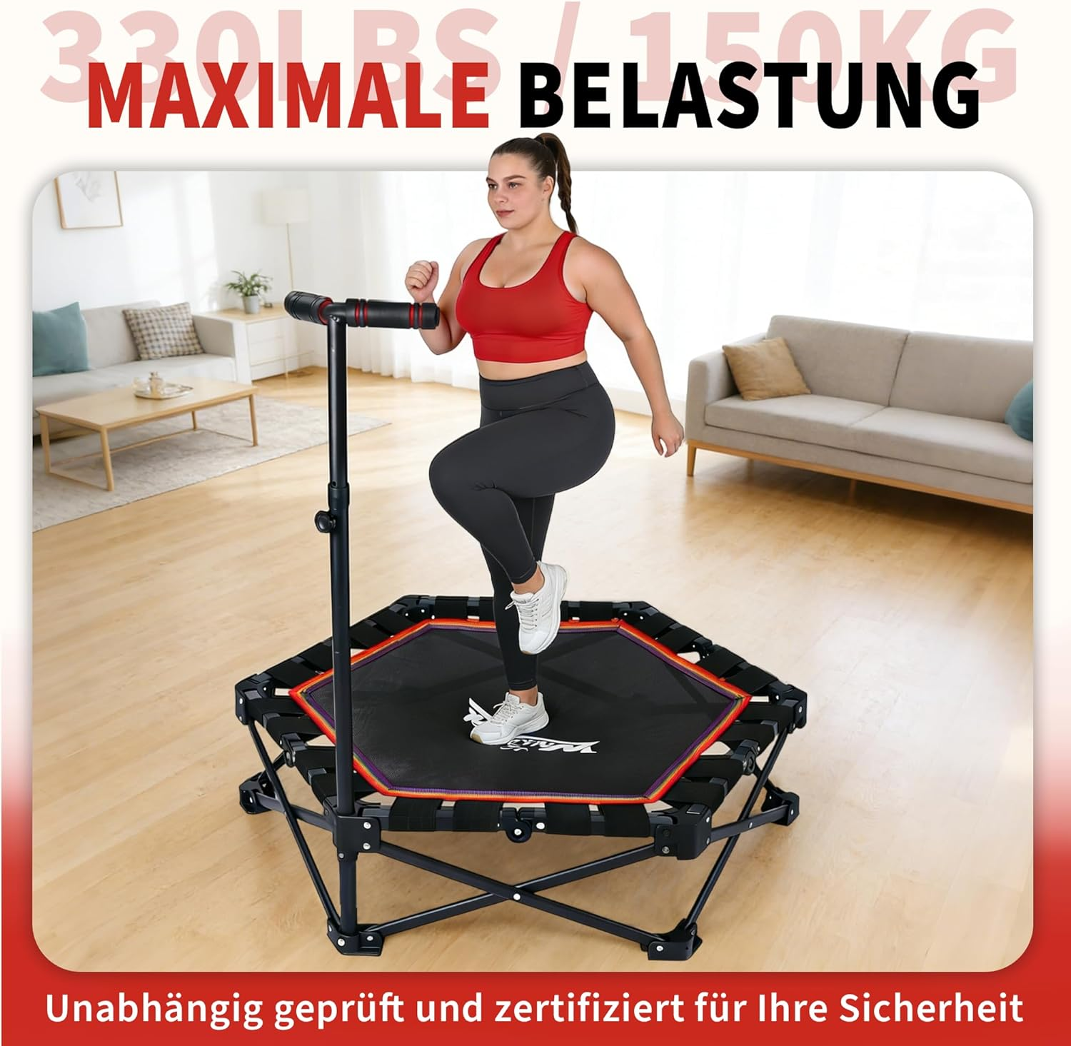 Frau auf einem sechseckigen Mini-Trampolin mit Griff, im Wohnzimmer.