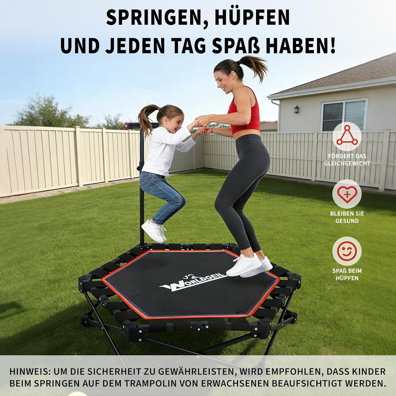 Frau und Kind springen auf einem Trampolin im Garten. Fördert Gleichgewicht, Gesundheit und Spaß.
