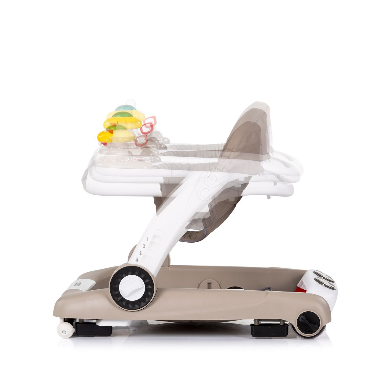 Ein beiger Baby-Gehwagen mit Spielzeug und Rädern auf weißem Hintergrund.