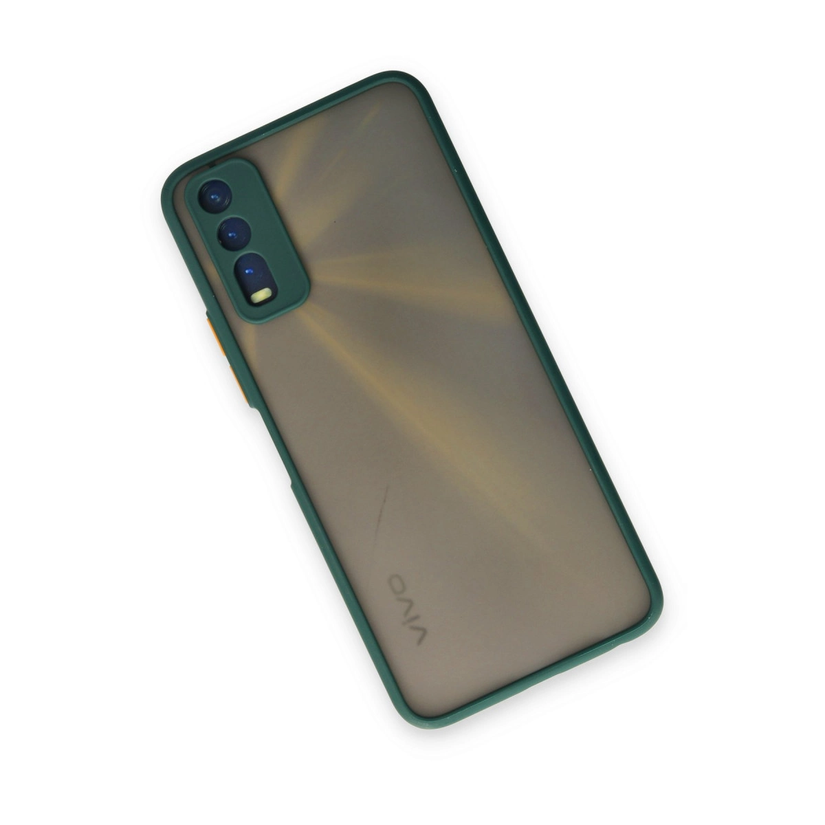 Üç kameralı, yeşil kenarlıklı akıllı telefonun arkası.