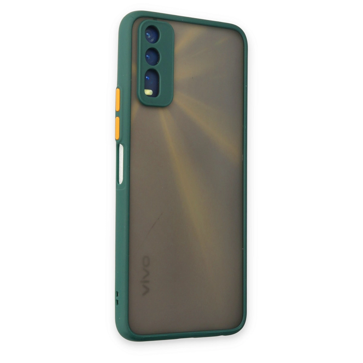 Üç kamera lensli ve turuncu düğmeli koyu yeşil telefon kılıfı.