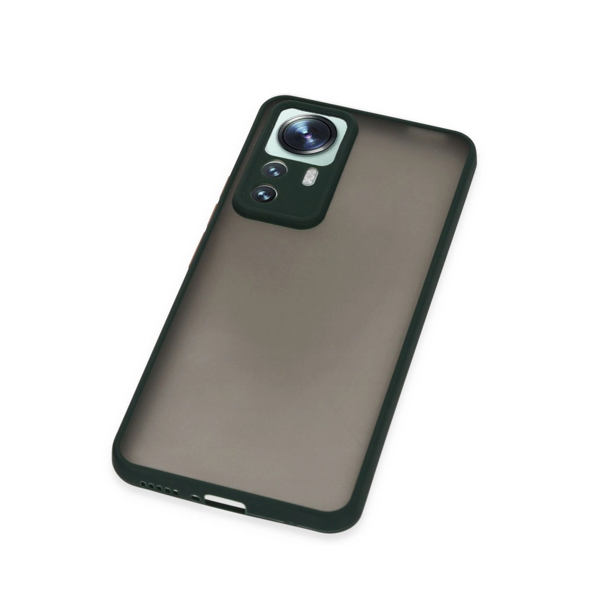 Koyu gri telefon kılıfı, koyu çerçeveli ve üçlü kameralı.