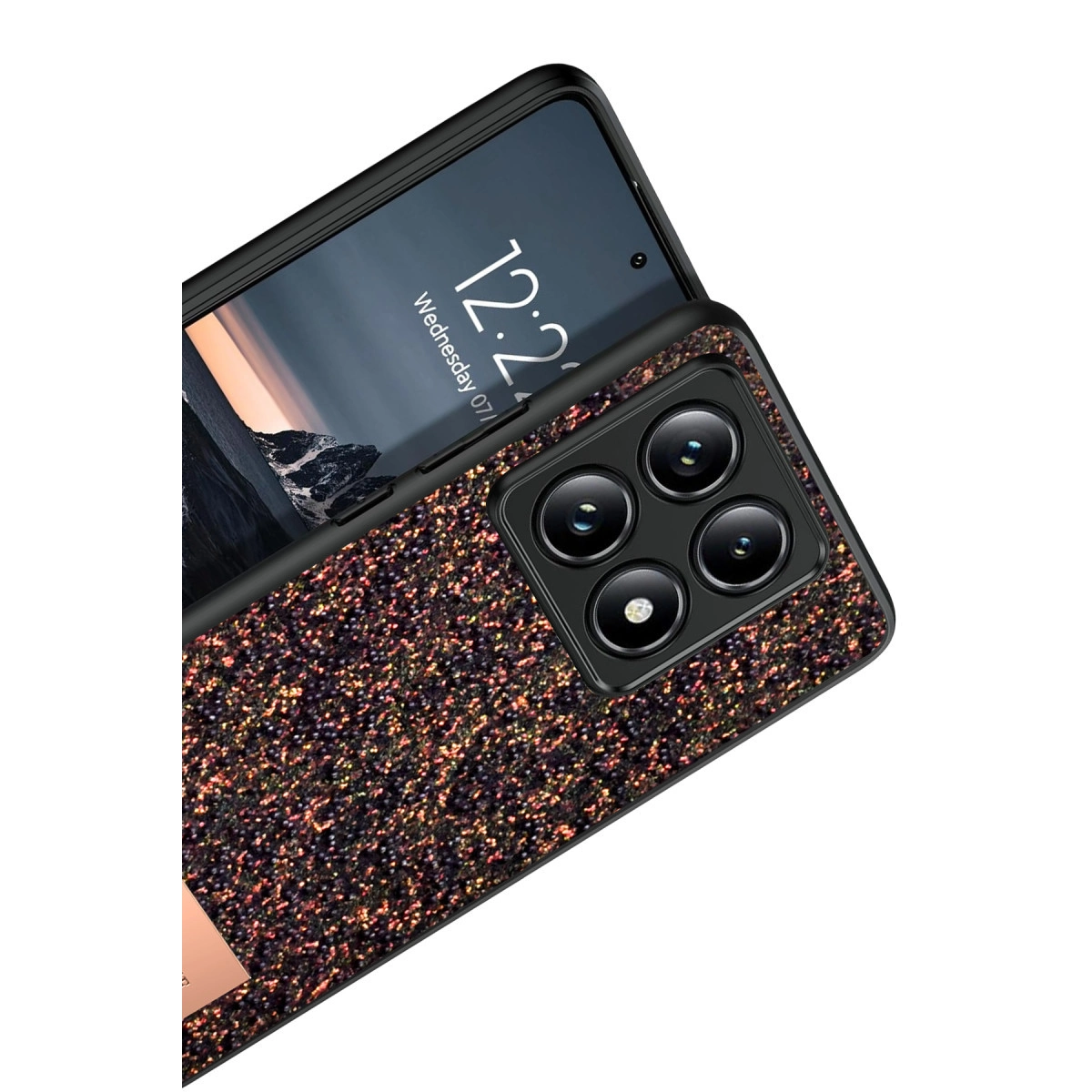 Dört kameralı, simli kılıflı bir akıllı telefon.