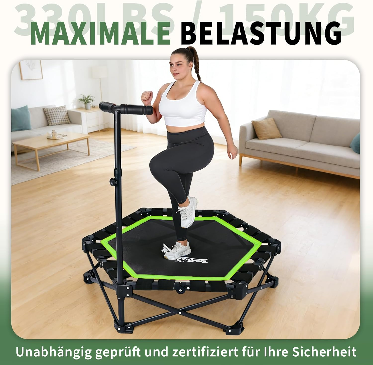 Donna si allena su un trampolino esagonale con maniglia, in un salotto.