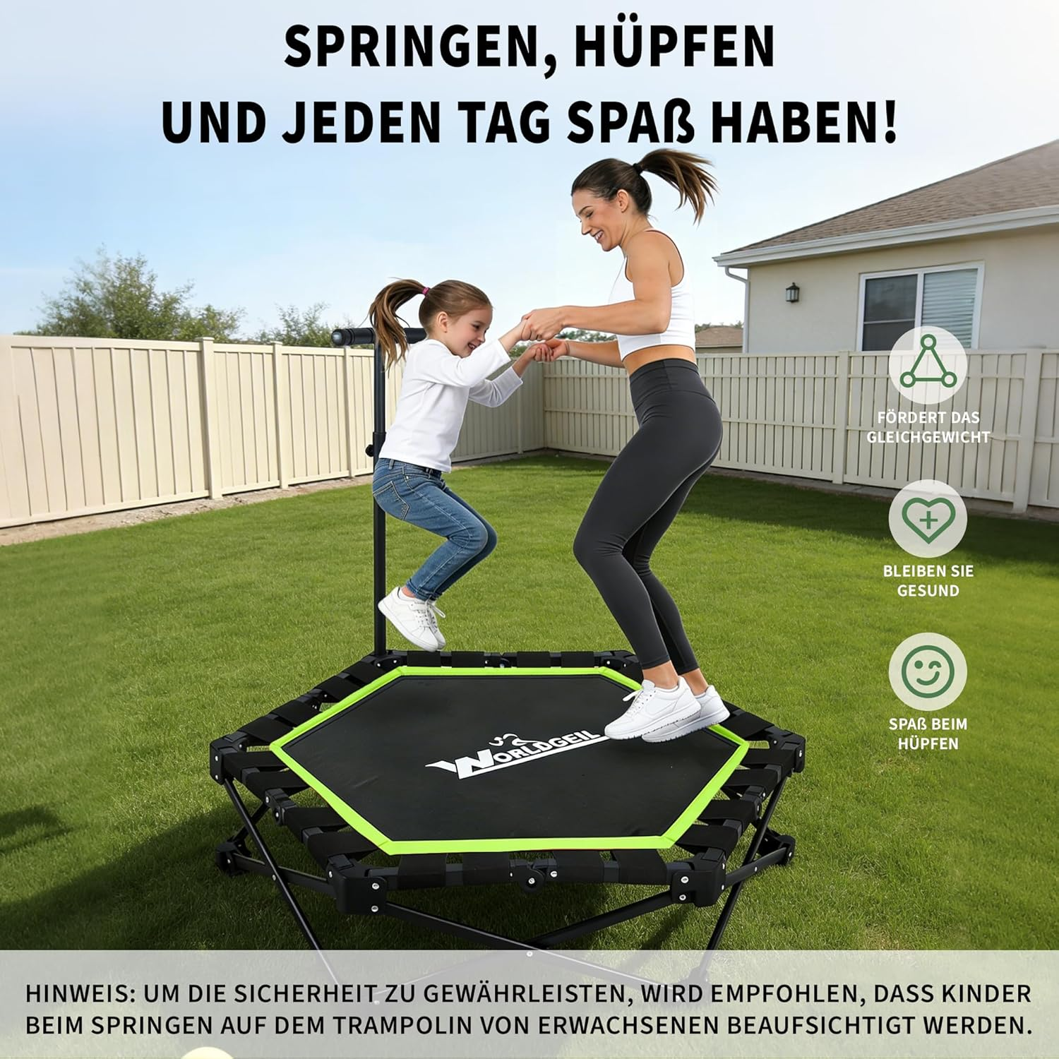Una donna e un bambino saltano su un trampolino in giardino.