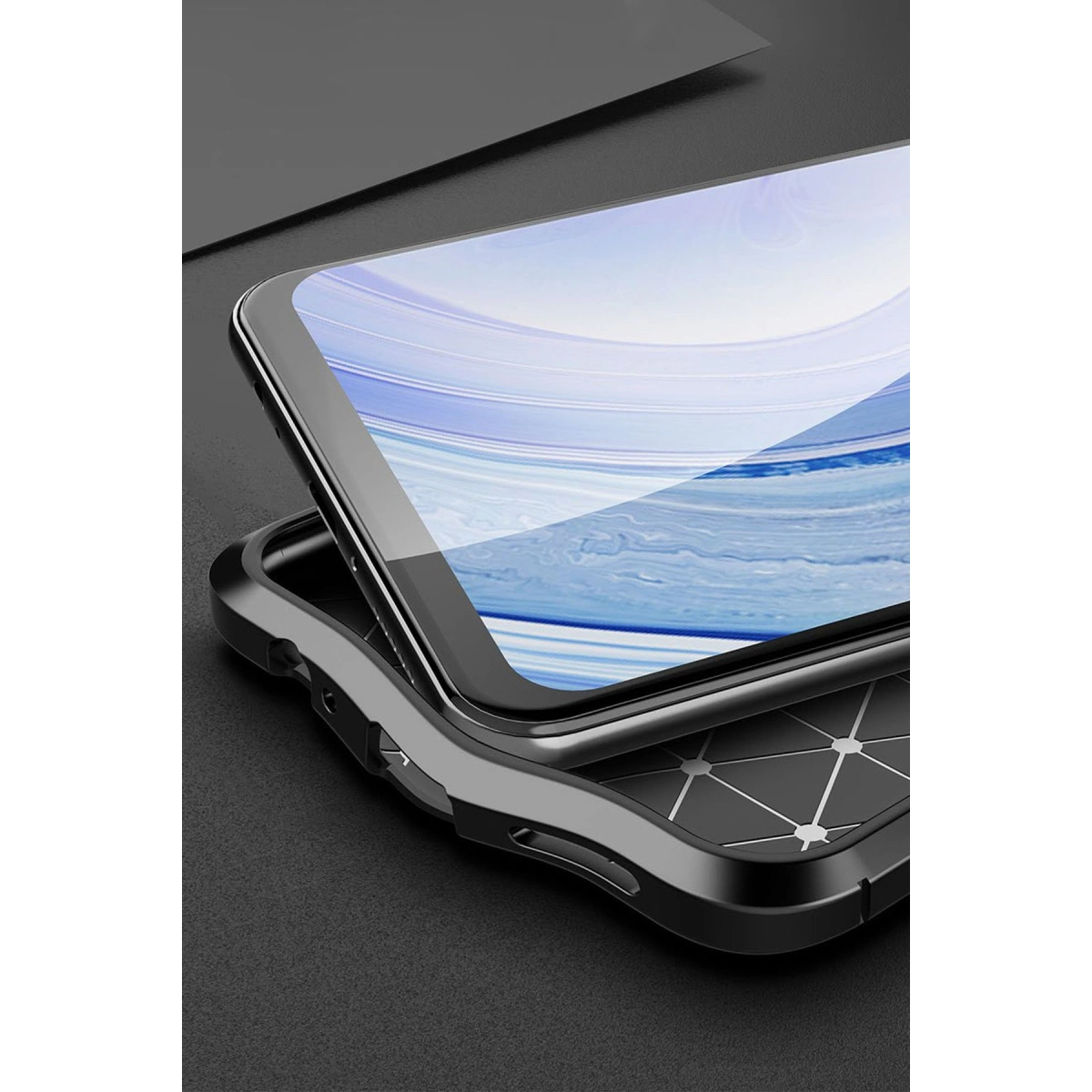 Cam arka kapaklı metal kasada siyah telefon, siyah yüzey üzerinde duruyor.