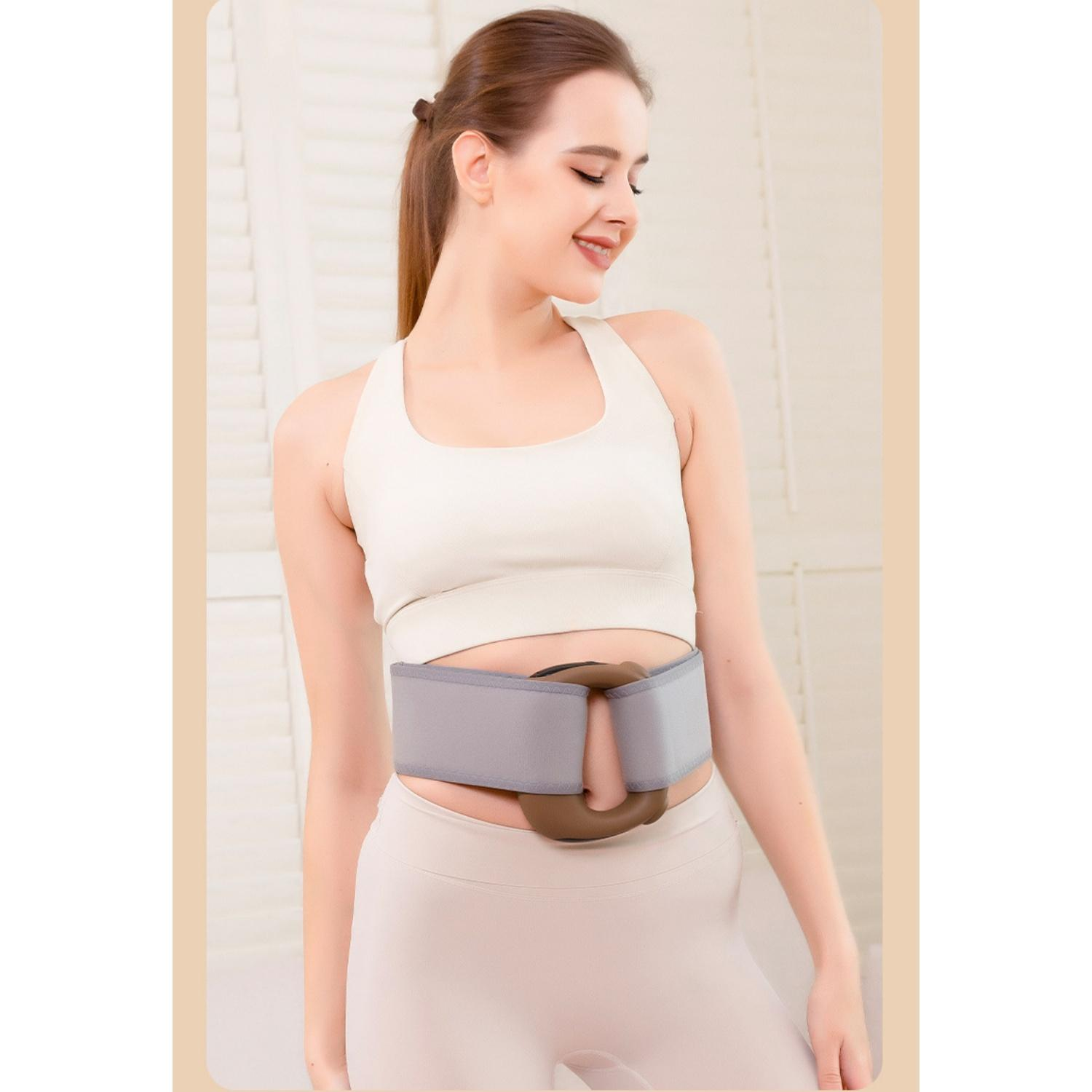 Frau mit Zopf trägt Sport-BH und Leggings, eine graue Taille mit braunen Elementen.