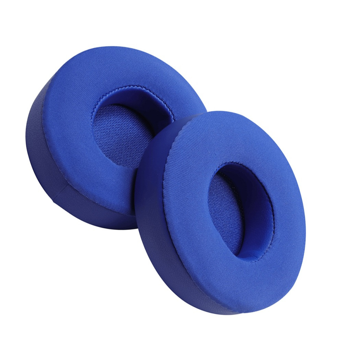Due cuscinetti blu per cuffie sono uno accanto all'altro su sfondo bianco.