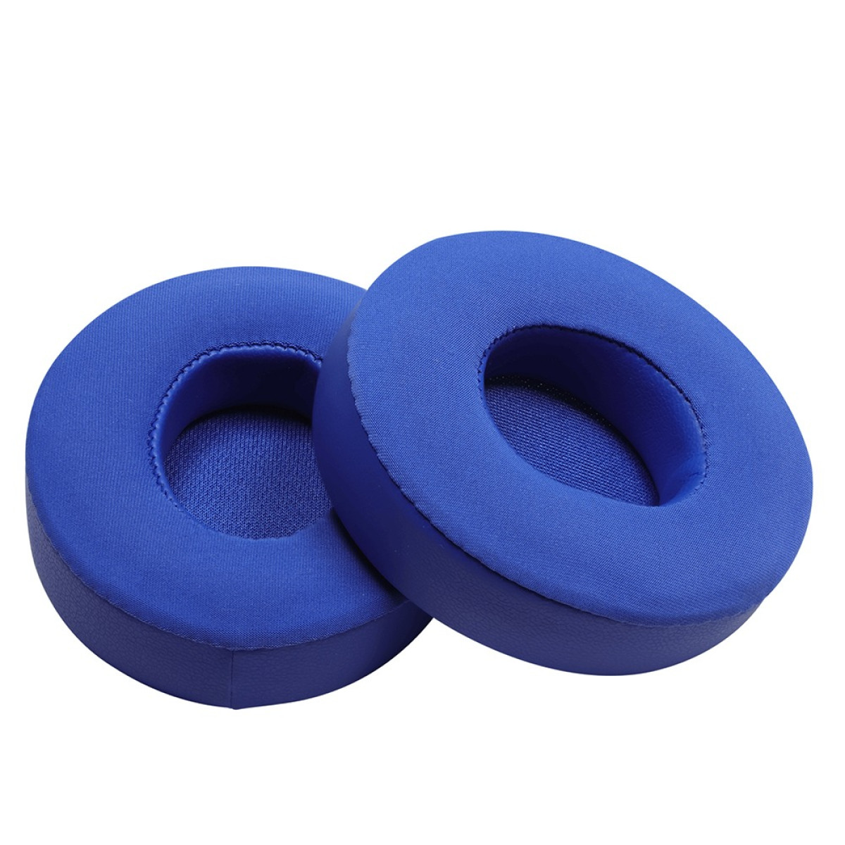 Due cuscinetti blu per cuffie sono uno accanto all'altro.