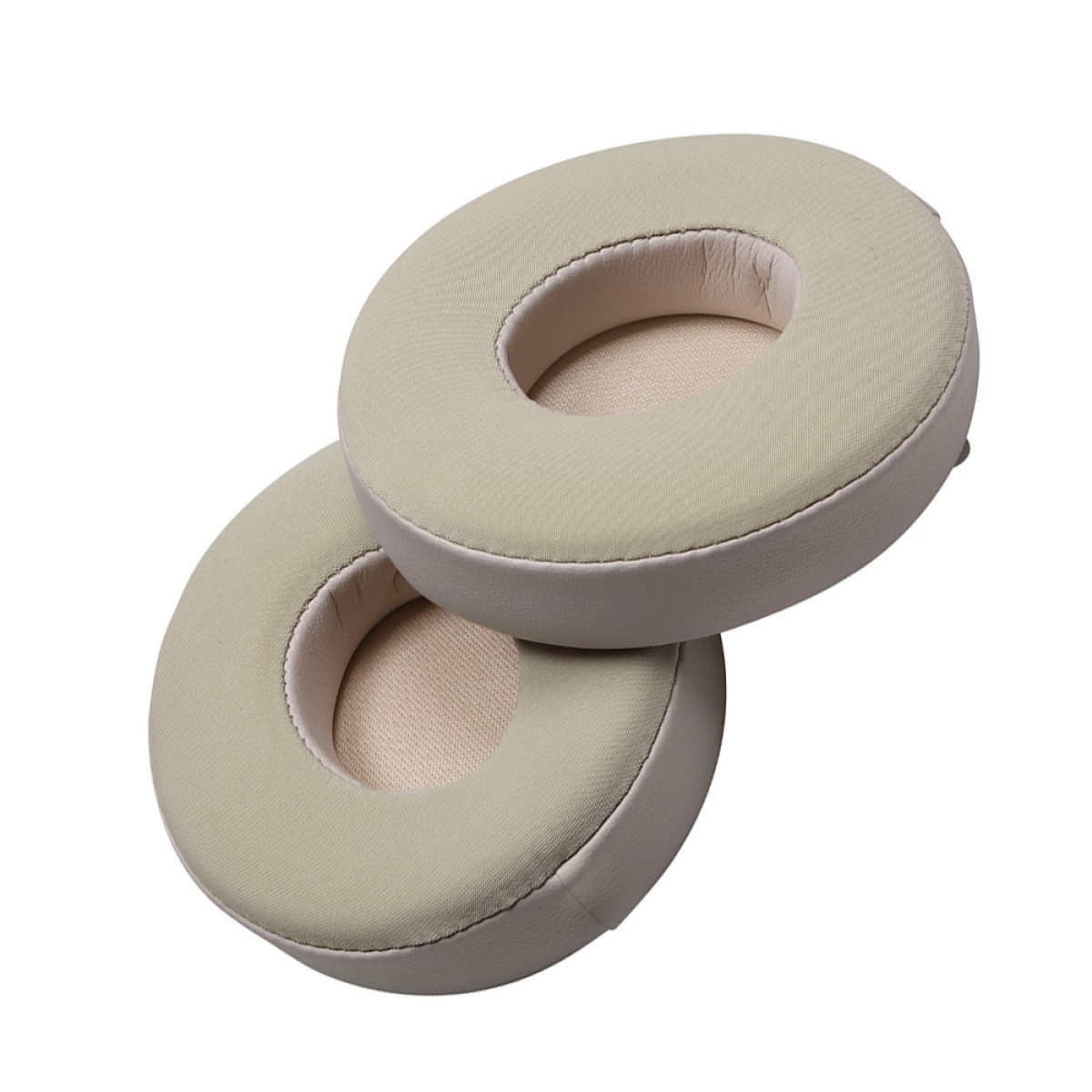 Due cuscinetti auricolari beige chiaro per cuffie sono sovrapposti.
